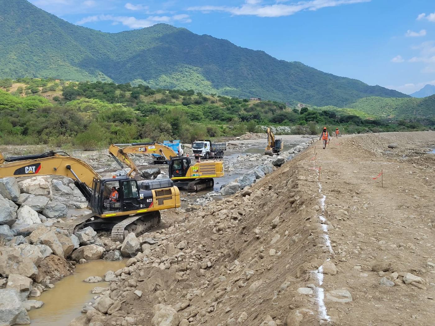 Vista panorámica de la defensa ribereña en construcción, Olmos