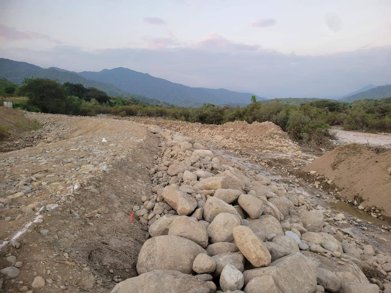 Enrocado y conformación de cauce con material de río
